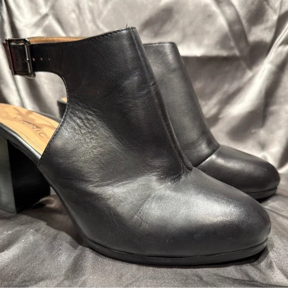 Vionic size 8.5 W 'Lacey' Black Leather Cutout Heeled Boots / Booties, Like New - Picture 6 of 10